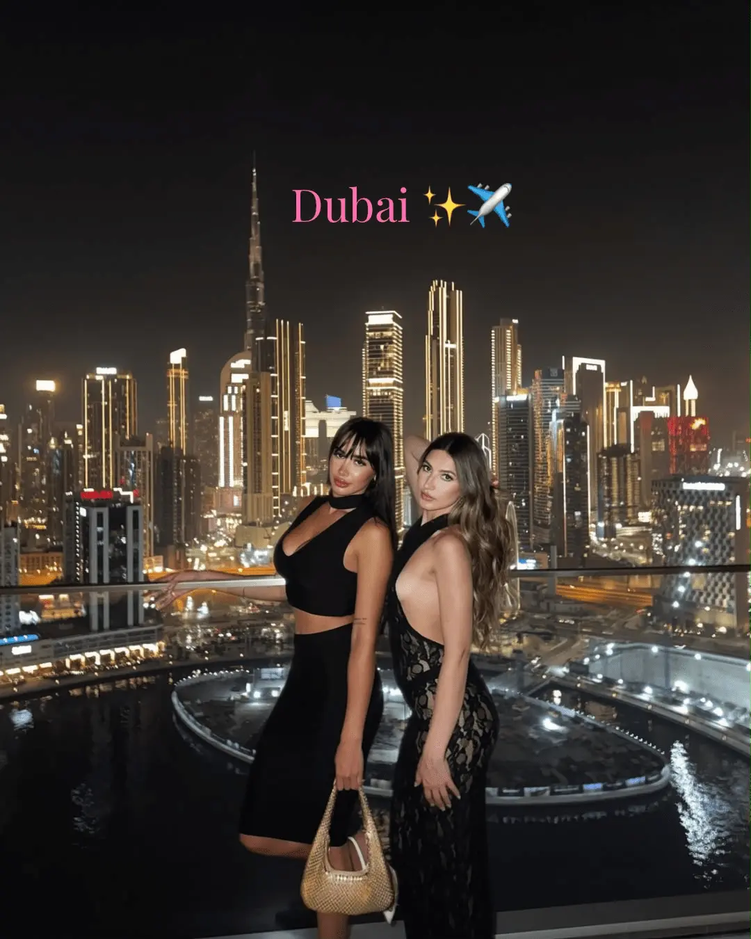Dos modelos en Dubai de noche